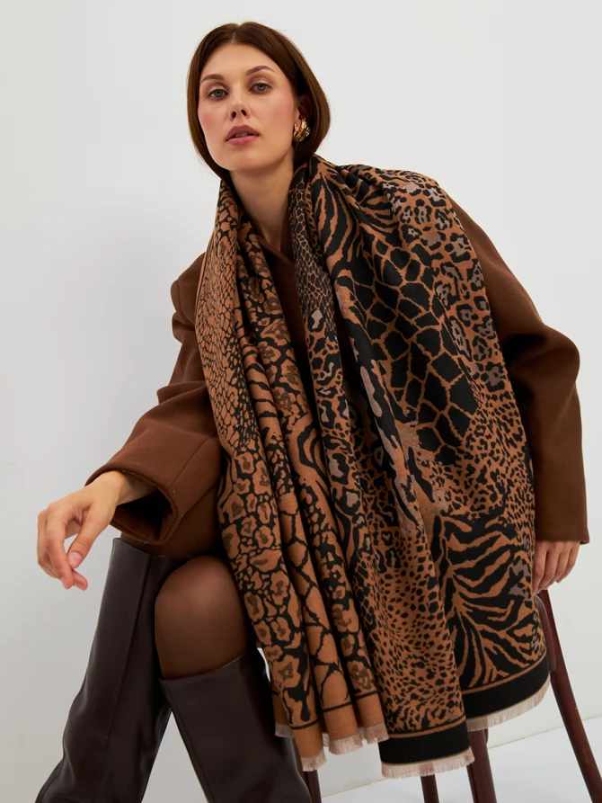 Палантин женский с анималистичным принтом