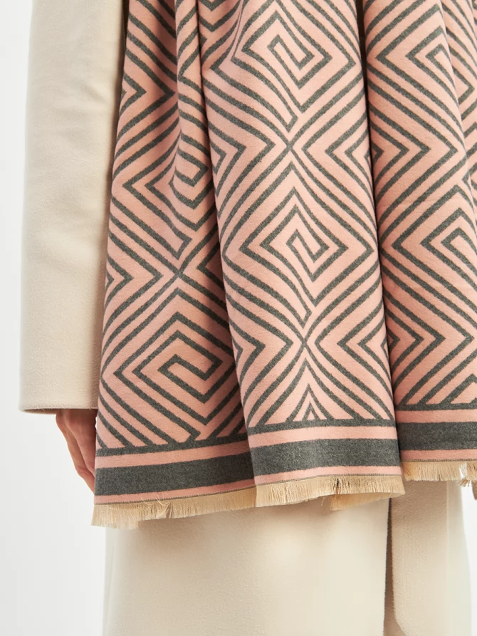 Палантин двусторонний с геометрическим узором