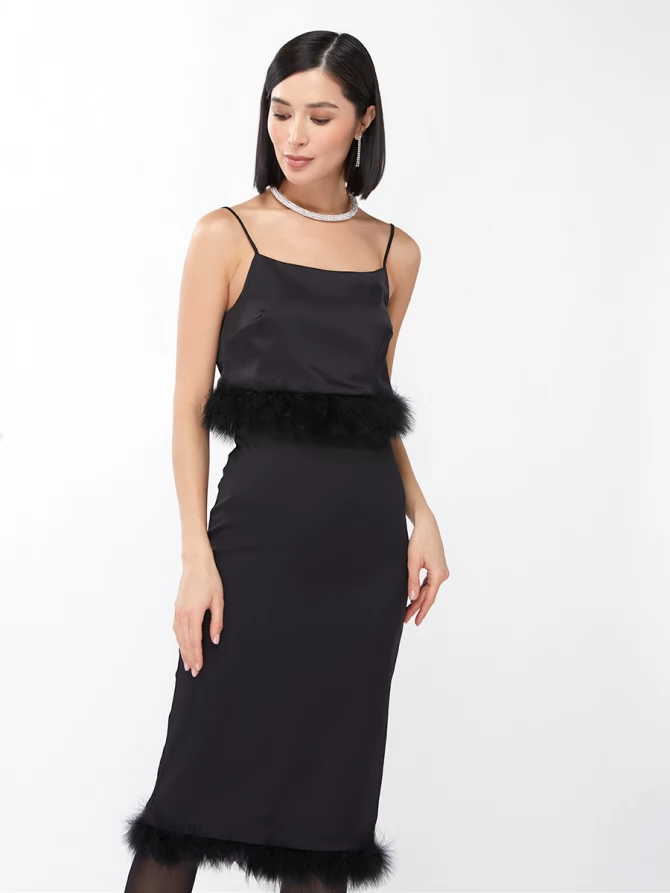 Юбка прямая с декором из перьев черная