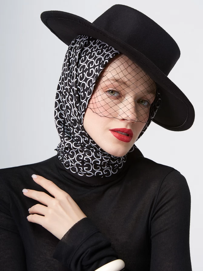 Платок с графичным монохромным принтом