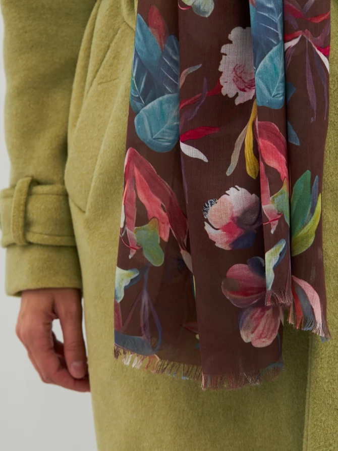 Палантин женский с цветочным принтом и бахромой
