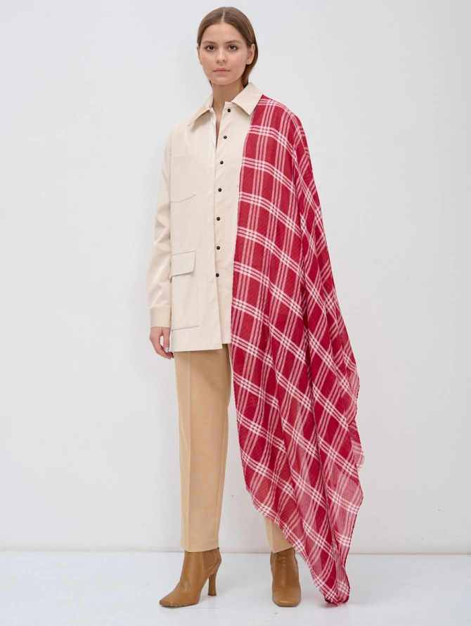 Палантин в красную клетку с текстурной выработкой