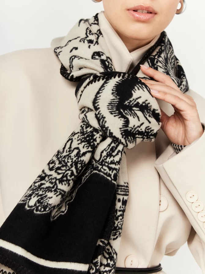 Палантин двусторонний с графичным принтом