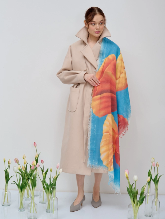 Палантин с ярким цветочным принтом и бабочками