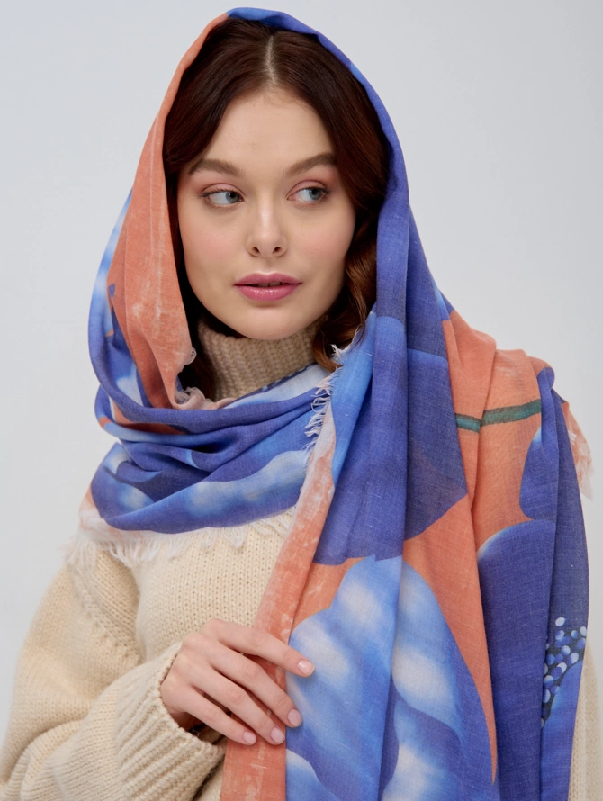 Палантин с авторским сине-оранжевым принтом и бахромой