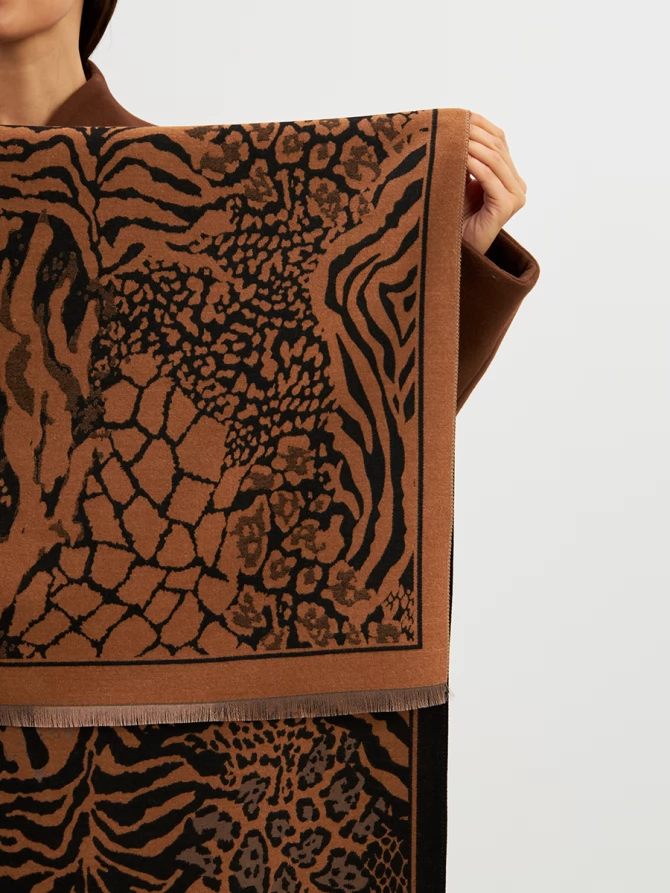 Палантин женский с анималистичным принтом