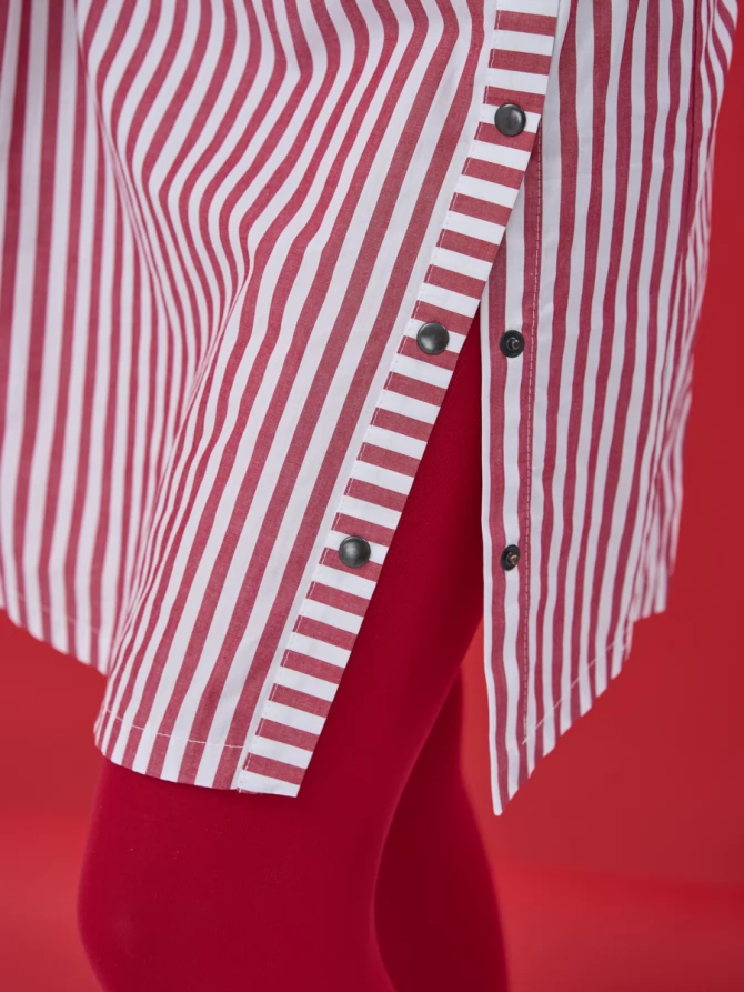 Платье с асимметричным вырезом в полоску