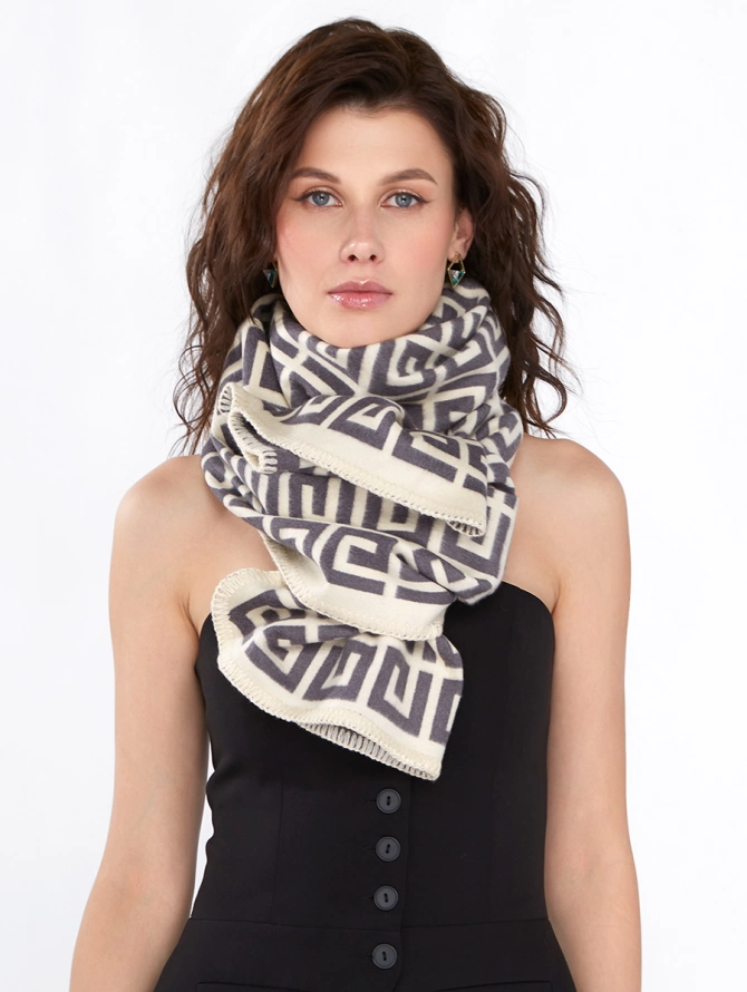 Палантин женский с двусторонним геометрическим принтом