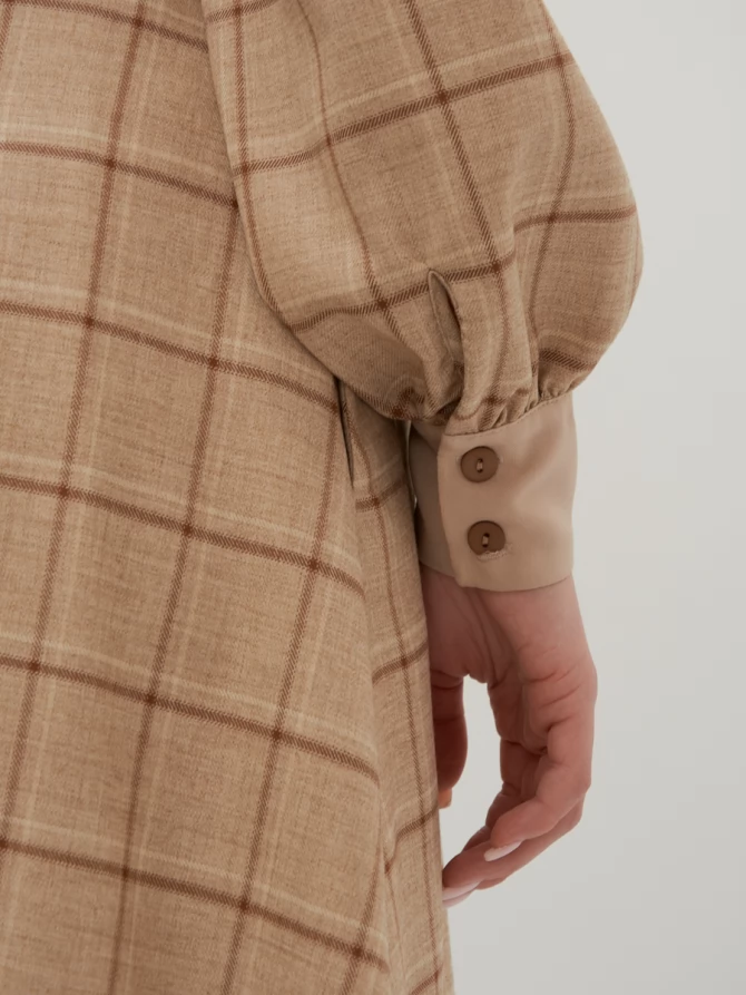 Платье с контрастным воротником и поясом