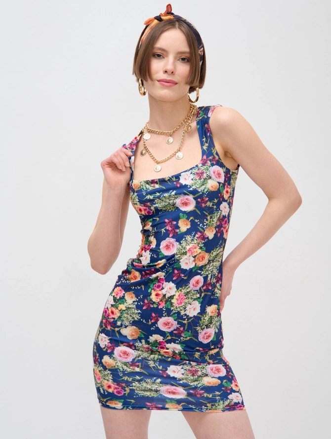 Платье с вырезом каре