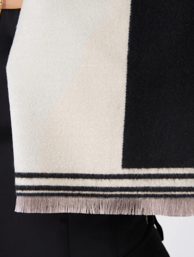 Палантин двусторонний черно-кремовый с полосатым краем