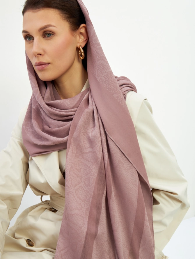 Палантин женский атласный с абстрактным принтом