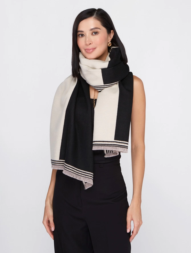 Палантин двусторонний черно-кремовый с полосатым краем