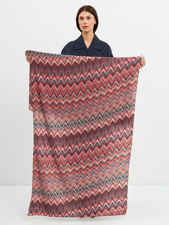 Палантин женский с волнистым узором и жатой фактурой