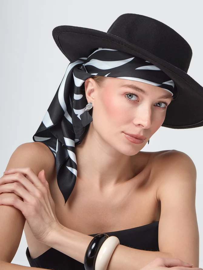 Платок с графичным черно-белым узором