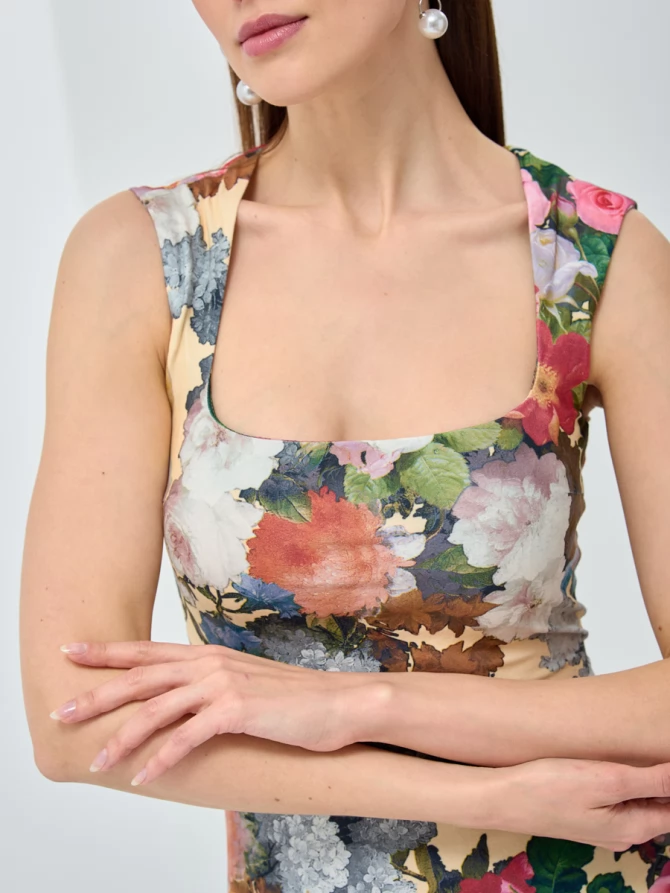 Платье с вырезом каре