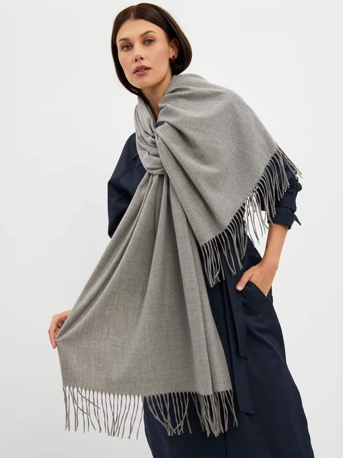 Палантин женский двусторонний серый с кистями