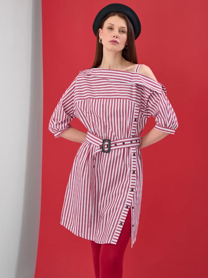 Платье с асимметричным вырезом в полоску