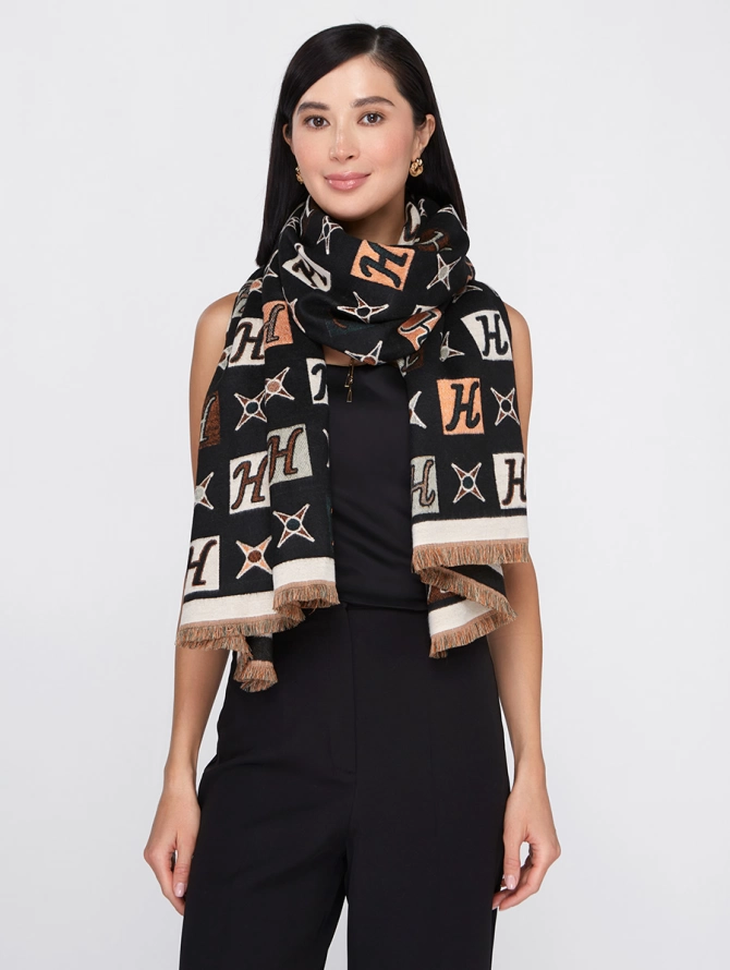 Палантин женский с авторским принтом и графичными элементами