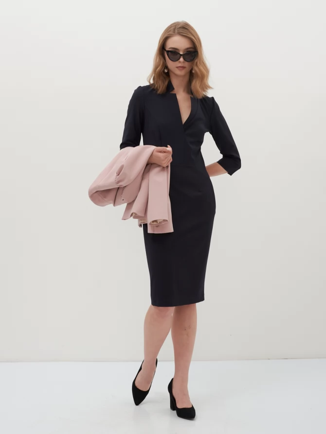 Платье с воротом-стойкой