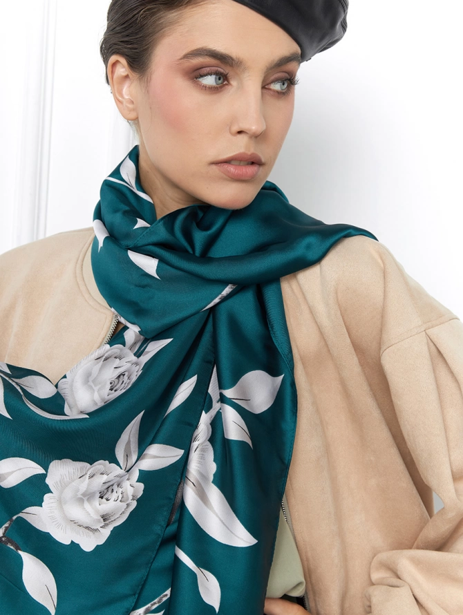 Палантин женский с цветочным принтом "Изумрудный сад"