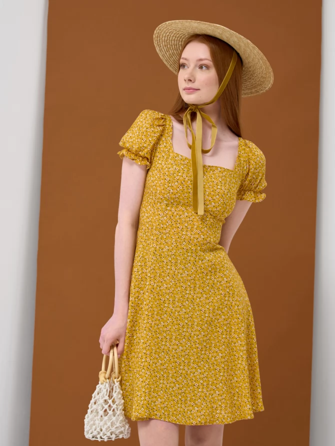 Платье мини А-силуэта с цветочным принтом и резинкой на спинке