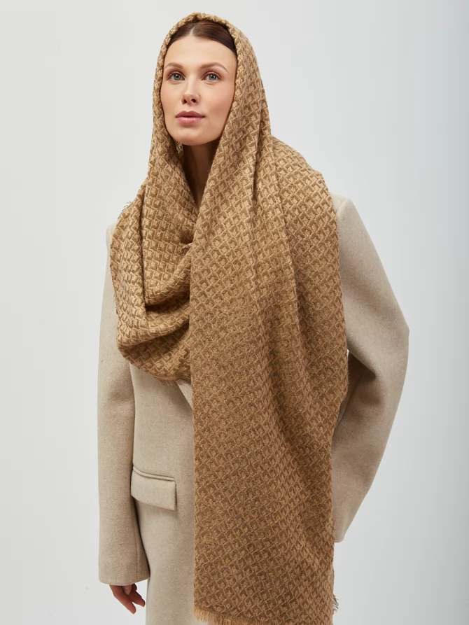 Палантин с рельефной фактурой, цвет кэмел
