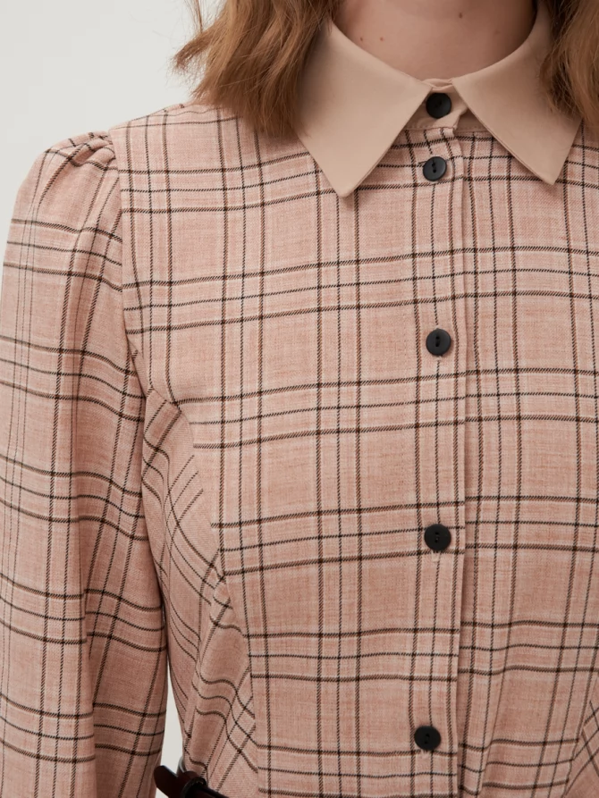 Платье с контрастным воротником и поясом