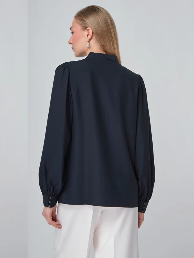 Блуза с вырезом темно-синяя   
