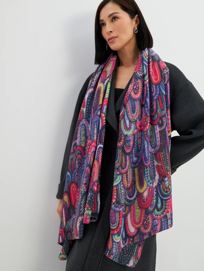 Палантин женский двусторонний с жатой текстурой и ярким принтом