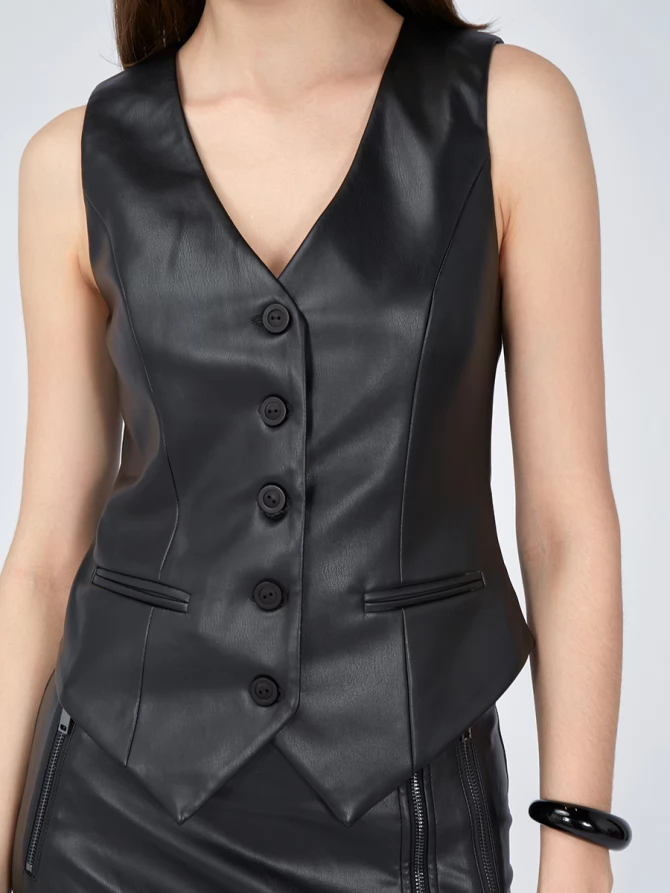 Жилет из эко-кожи на вискозной подкладке, черный