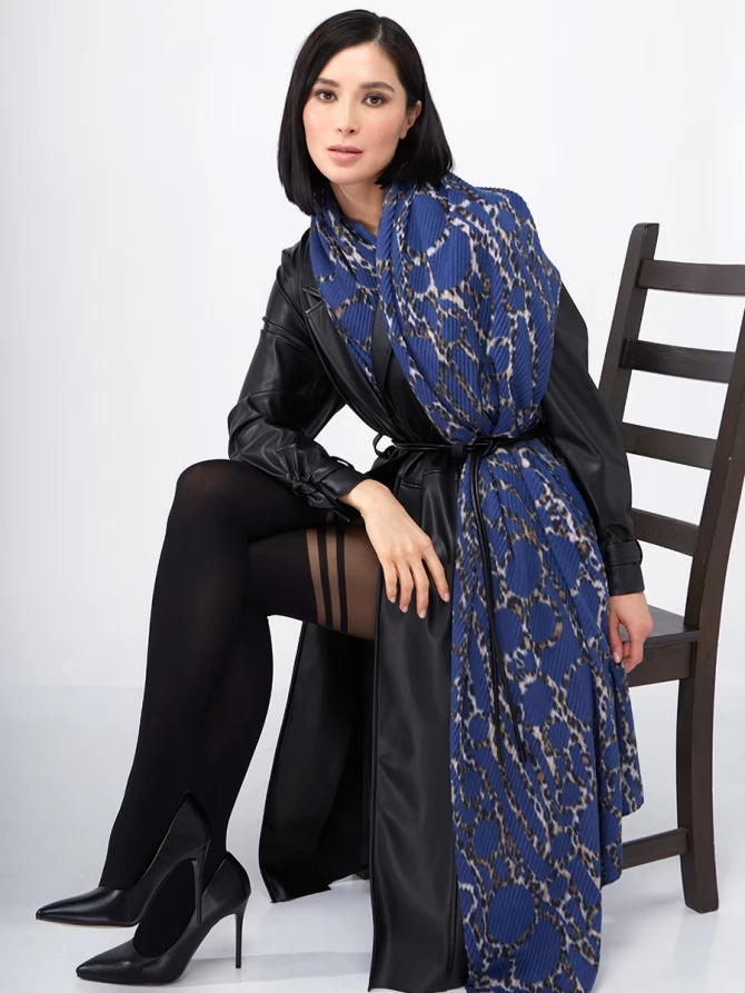 Палантин женский двусторонний с жатой текстурой и анималистичным принтом