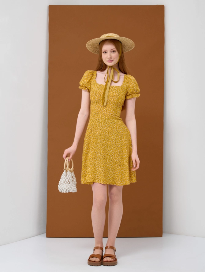 Платье мини А-силуэта с цветочным принтом и резинкой на спинке