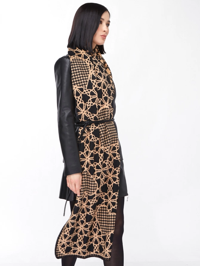 Палантин женский двусторонний с контрастным принтом