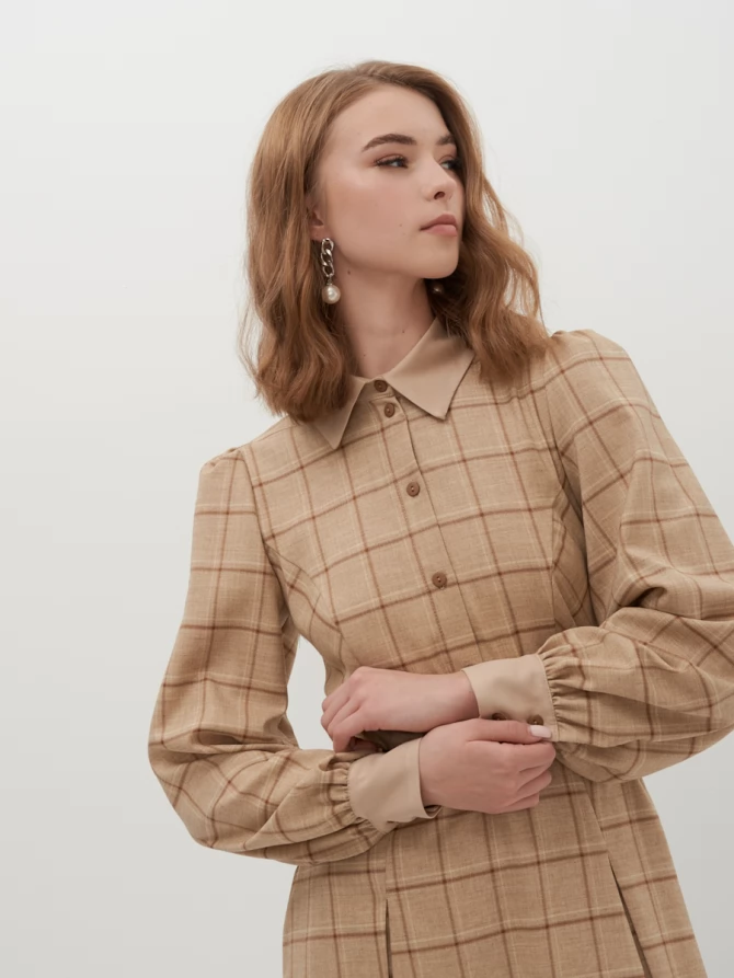 Платье с контрастным воротником и поясом