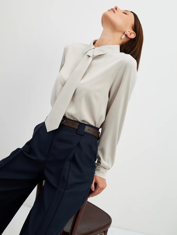 Блузка с галстуком серо-коричневая