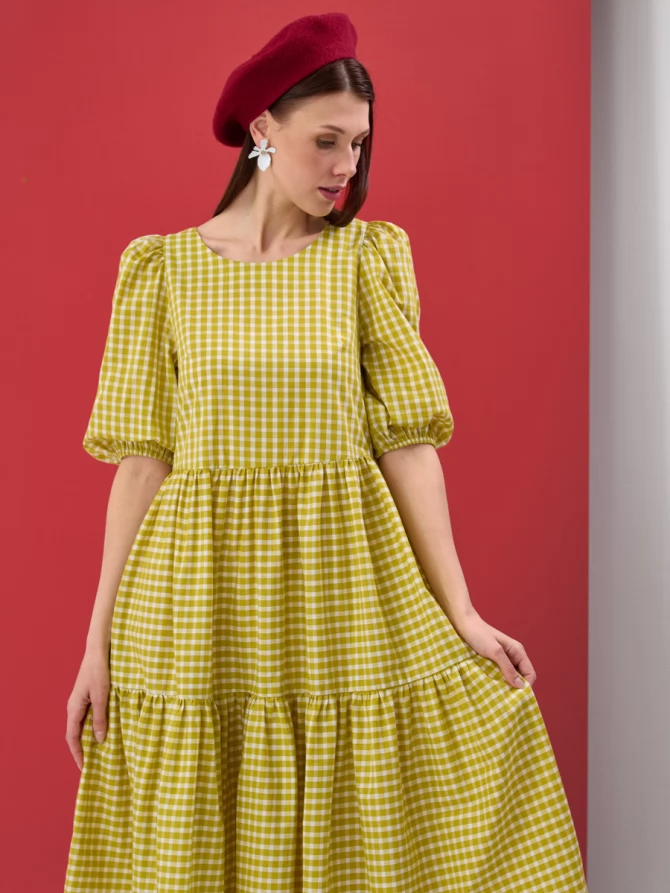 Платье с рукавами-буфами в желто-белую клетку