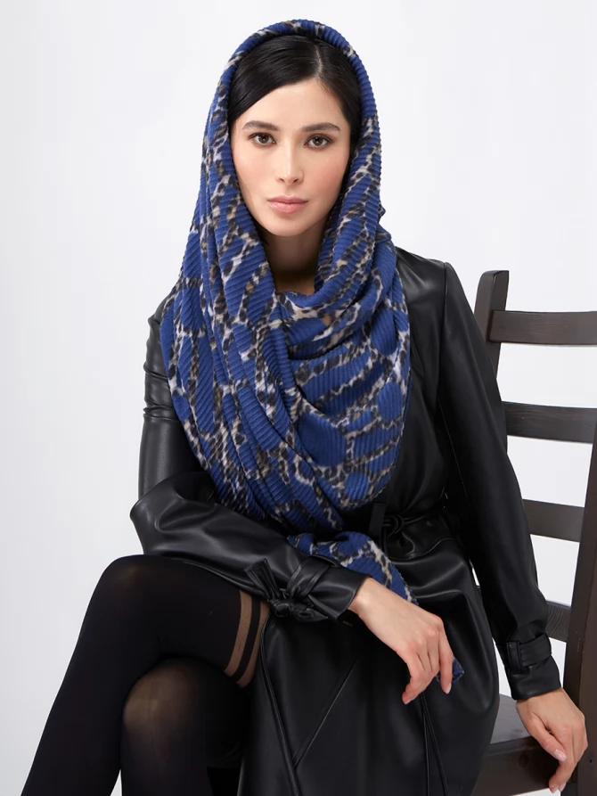 Палантин женский двусторонний с жатой текстурой и анималистичным принтом