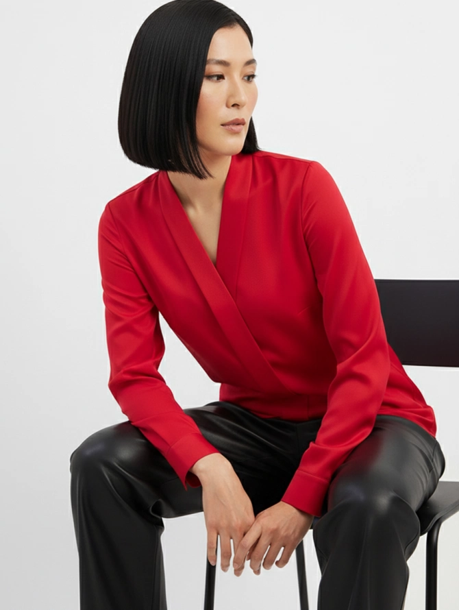 Блузка красная из сатина с V-образным вырезом