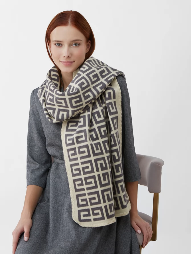 Палантин женский с двусторонним геометрическим принтом