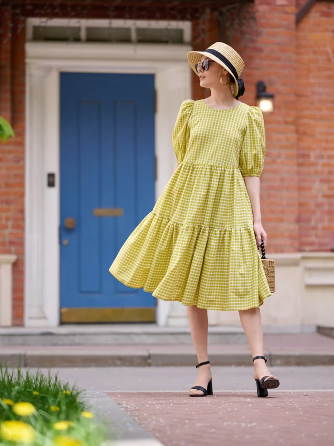 Платье с рукавами-буфами в желто-белую клетку