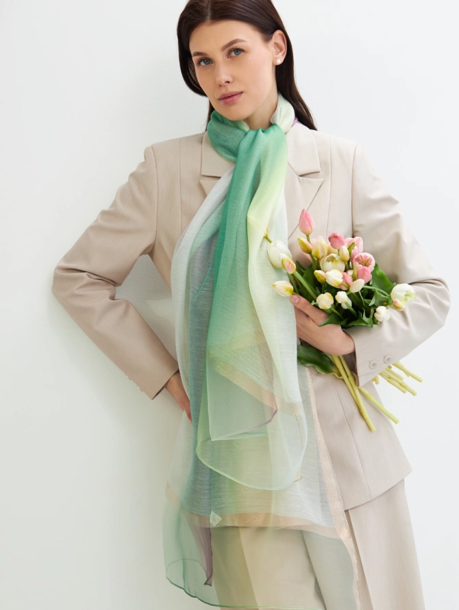 Палантин женский градиентный с атласной текстурой