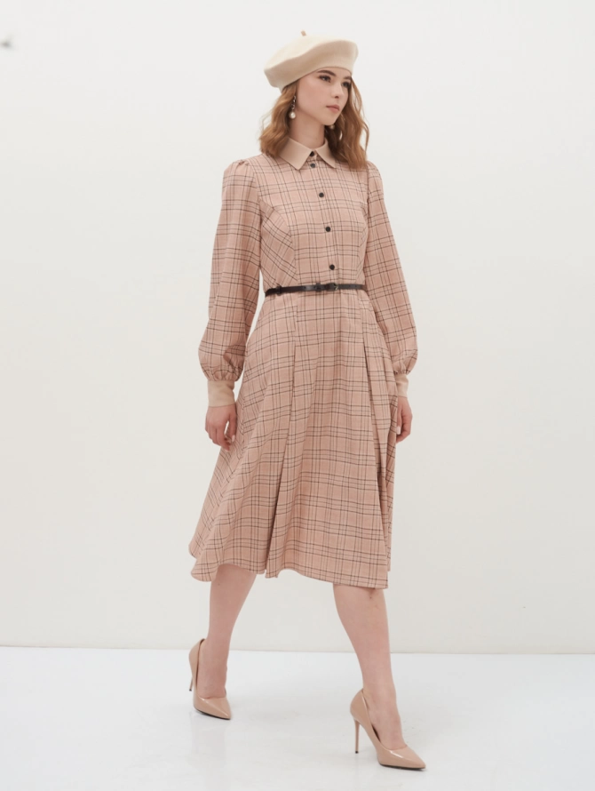 Платье с контрастным воротником и поясом