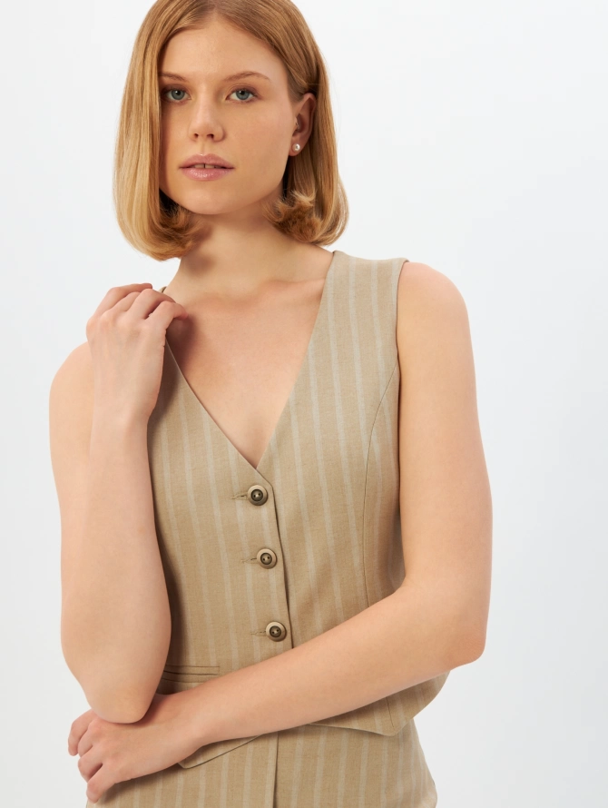 Жилет из костюмной ткани в полоску капучино