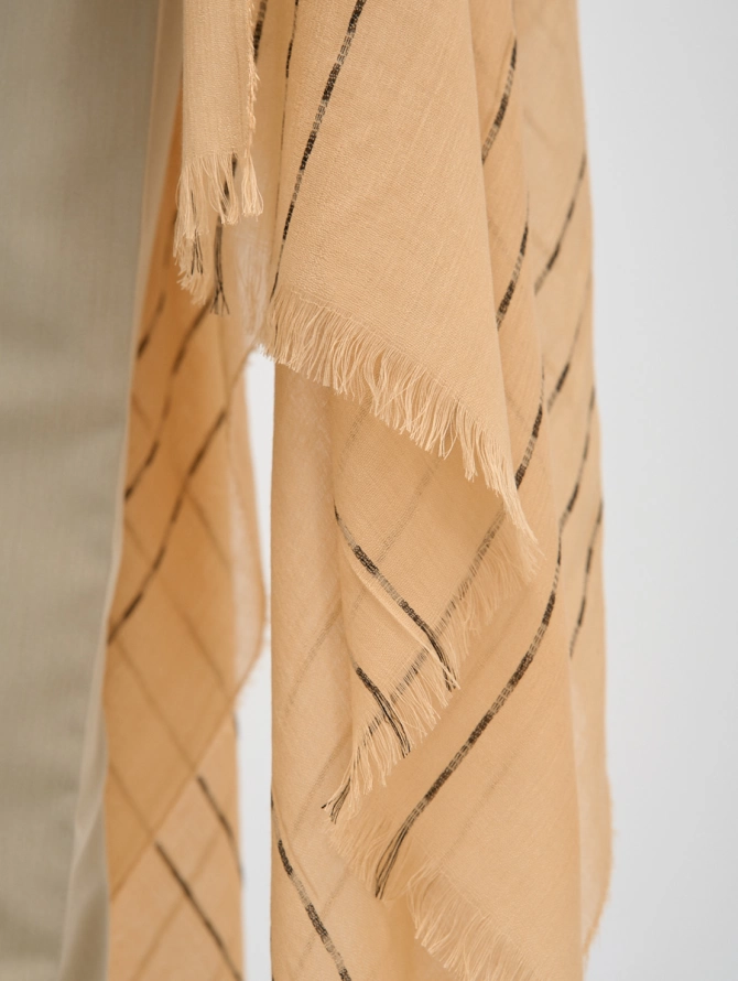 Палантин с контрастной отстрочкой и бахромой