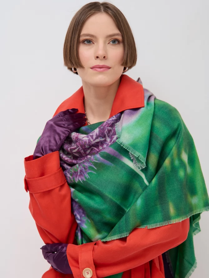 Платок с авторским принтом «Сиреневые цветы на зеленом фоне»