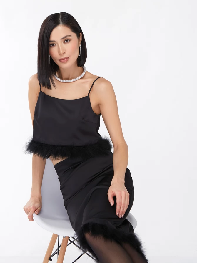 Юбка прямая с декором из перьев черная