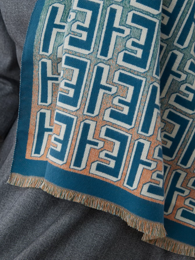 Палантин женский с двусторонним геометрическим принтом