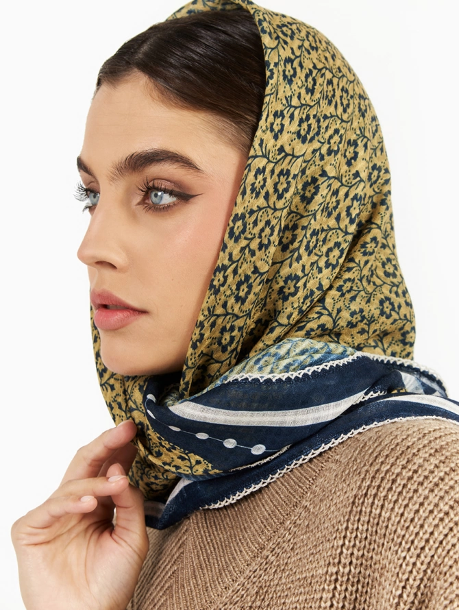 Платок женский двусторонний с растительным узором