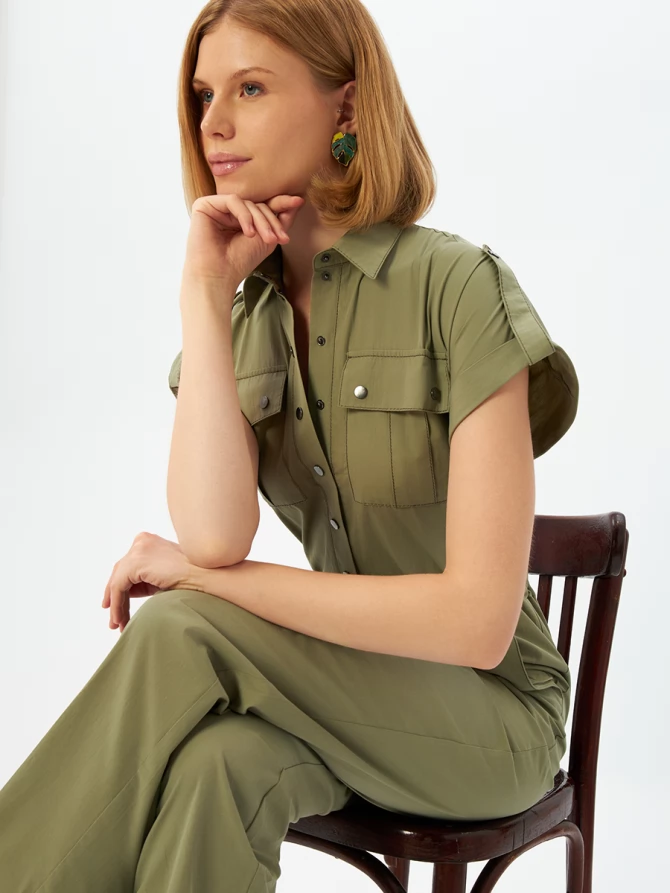 Комбинезон в стиле сафари с кнопками на рукавах